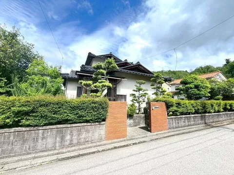 Takai Real Estate ☆ With garden! A 5DK used house built on a 123-tsubo lot! It's a green and rich environment!