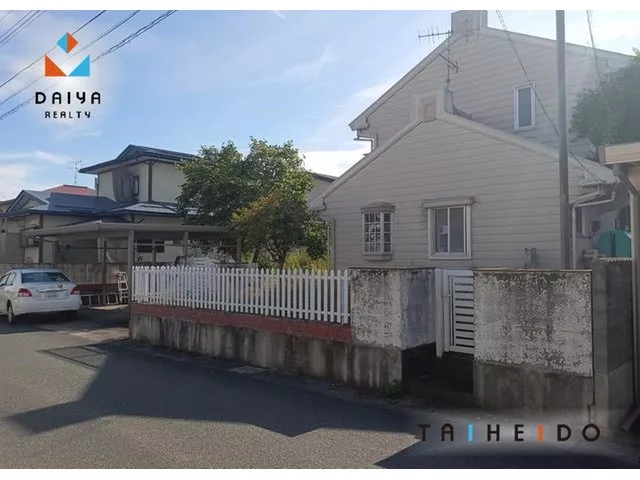 ■ Ideal for families with children, right in front of a park ■ Carport available ■ Quiet residential area