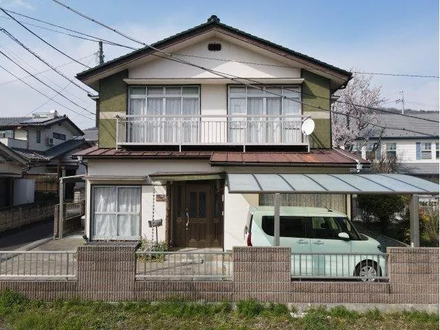 5DK wooden house. Parking for 3 cars available. There is a 55-tsubo family garden space on the east side♪