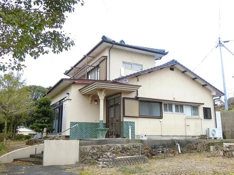 A detached house in Kuhara 2-chome, Omura City, featuring a spacious 16-tatami Western-style room and a sunlit engawa.