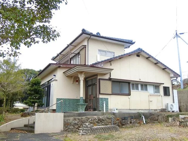 A detached house in Kuhara 2-chome, Omura City, featuring a spacious 16-tatami Western-style room and a sunlit engawa.