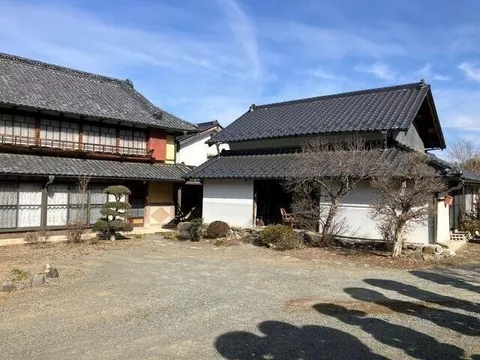 A charming old house with attractive beams. Includes a garden over 10 tsubo and parking for 3 cars, suitable for various uses.