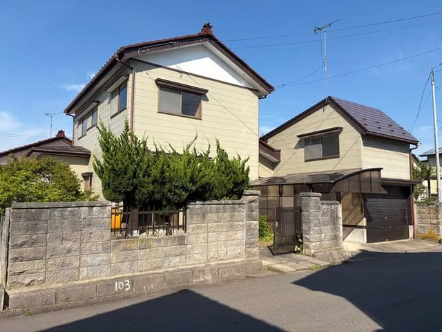 A home with a spacious veranda and a garage that can also be used as a storage room, accessible from indoors!
