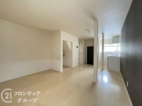 Spacious Western-style room of 10.0 tatami mats + Viewing reservations now accepted! Purchase available from around 30,000 yen per month♪ South-facing!
