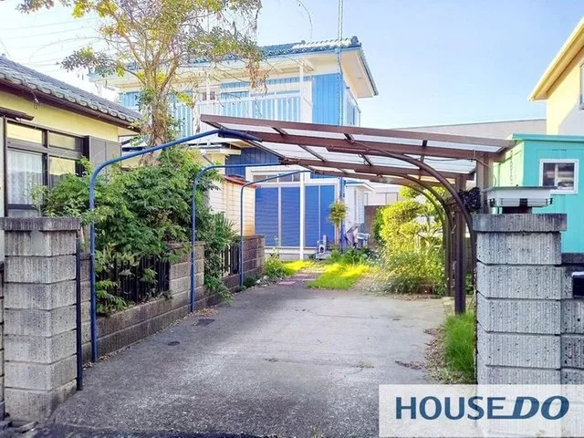 6 minutes by car to the station! 21 minutes on foot to Toride Higashi Elementary School! 18 minutes on foot to the supermarket!