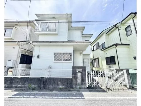 5 minutes on foot to Tobu Isesaki Line "Minami Hanyu" station! A warm residence facing south ♪ Parking for 1 car available!