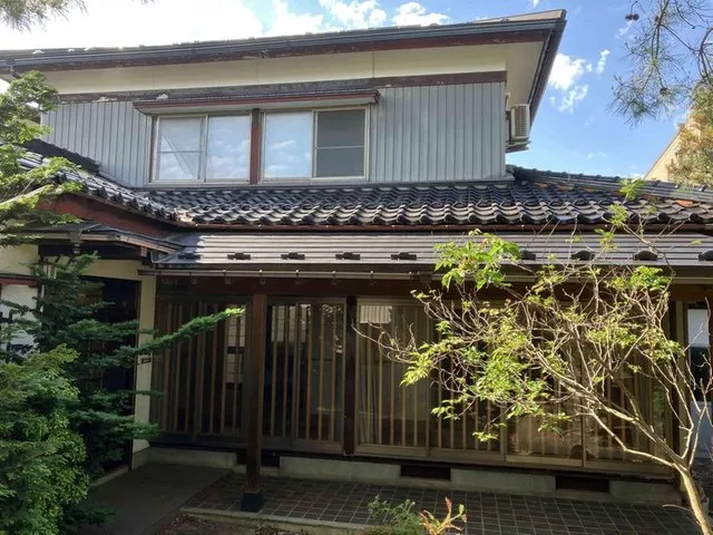 This is a used house in a quiet residential area. City gas!