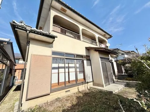 Kamisato Higashi Elementary and Kamisato Junior High area! All rooms face south and have good sunlight. 5 minutes on foot to the supermarket.