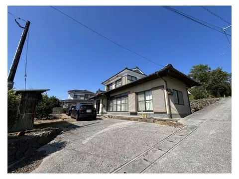 Located on a hillside with a view of Beppu Bay, this house has a layout of 7DK with all rooms over 6 tatami mats.