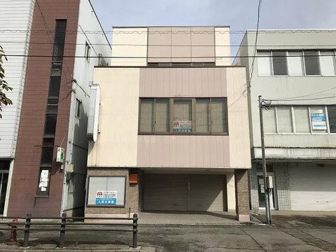 [Sano Real Estate] There is space for 4 cars to park. It is a spacious area. Near the station