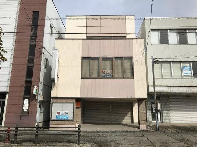 [Sano Real Estate] There is space for 4 cars to park. It is a spacious area. Near the station