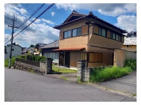 Quiet residential area, three-way corner lot, south-facing road with good sunlight, parking for 3 cars available (depending on vehicle type)