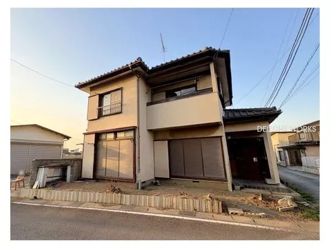 "Live in it or rent it out. A spacious 5DK used house wrapped in sunny southern exposure."