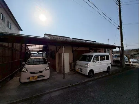 The kitchen is equipped with an IH cooking heater, making it easy to maintain.