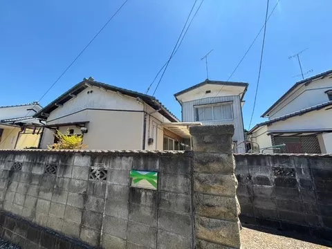 A location about 1 minute by car from the station, convenient for commuting and schooling.