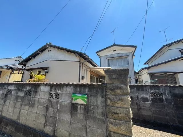 A location about 1 minute by car from the station, convenient for commuting and schooling.