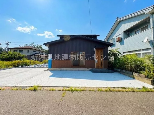 Interior and exterior renovation - Parking for 3 cars - All water facilities newly replaced - Just a short walk to Arahama Beach