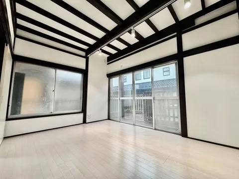 [Our Company Exclusive] Renovation in Progress - 10 minutes walk from the station