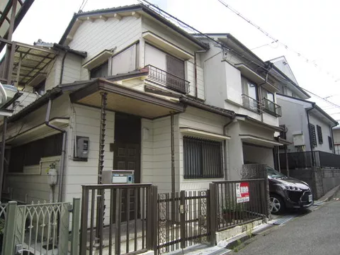 7 minutes walk from "Yamato Koizumi" station on JR Kansai Main Line.