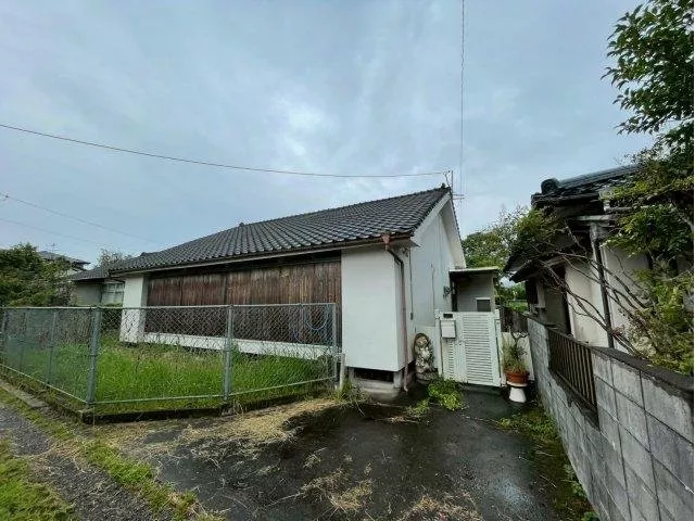 - Renovation is required. - There is no ownership of the private road in front. - Located on flat land.