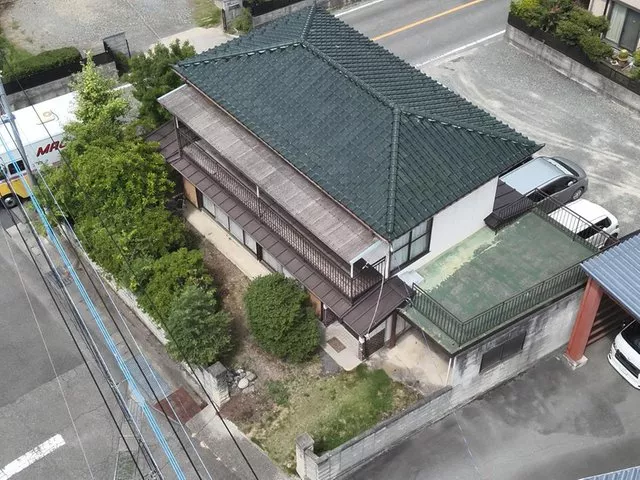 It is a lush and quiet residential area. Parking for more than 3 cars is possible, and there is a workspace.
