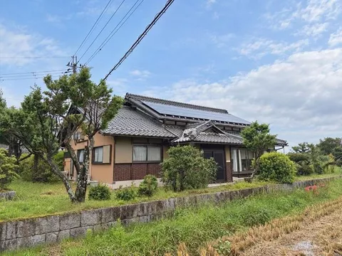 Spacious land of approximately 274 tsubo! A single-story house surrounded by countryside + large warehouse, solar power, storage battery