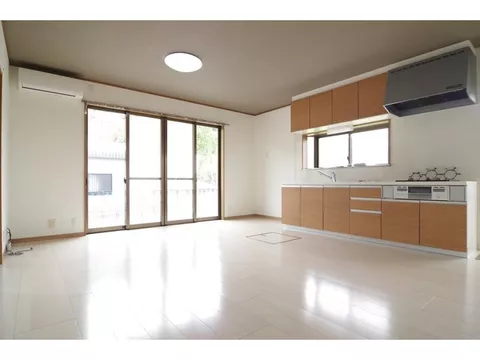 Fully renovated, property with garage (warehouse)♪ Bright indoors and beautiful - Image 3