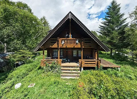 Used single-family home standing in the forest of Takahara. A genuine log house wrapped in the warmth of wood.