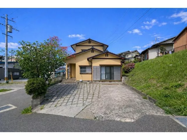 "12-minute walk from the station × Corner lot. Spacious 4LDK home"