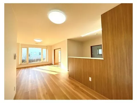 【Open House】 【Interior and exterior renovations completed】 【Move-in possible within the year】 Regular car parking available with garage