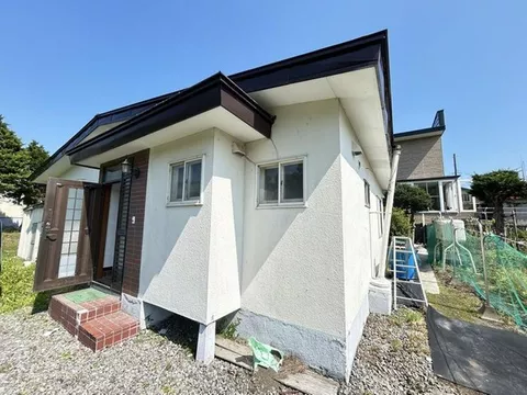 [Reconstruction not allowed; loan not available] A single-story house with a 18.7 tatami mat LDK and sunroom