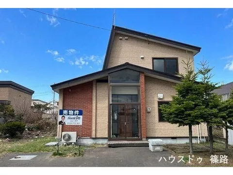 Spacious approximately 86 tsubo! Bright 4LDK. Ideal for renovation base and parking for 2 cars!