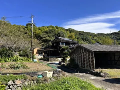 Taku City, Higashi-Taku Town, Oaza Beppu (Higashi-Taku Station) 2-story building 6LDK