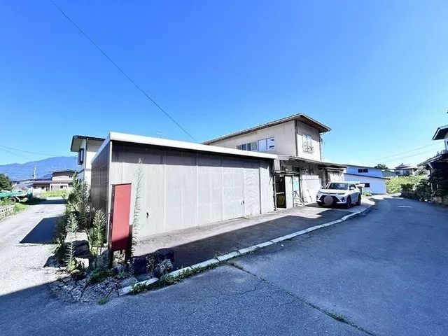 Northwest corner lot capable of parking 5 cars, a 2-story 5DK building surrounded by greenery on a 448.71 square meter lot