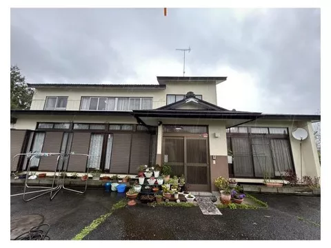 Land area of 278 tsubo, 2-story building with a storage room and dirt floor, 9DK