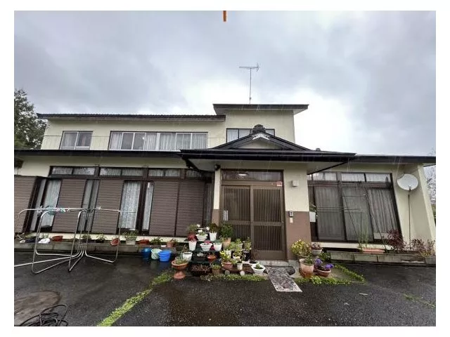 Land area of 278 tsubo, 2-story building with a storage room and dirt floor, 9DK