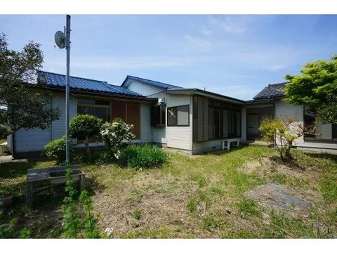 Spacious approximately 300 tsubo lot◆Generous 6LDK◆Clinic and convenience store within about 12 minutes on foot