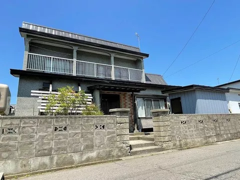 A used house that you can move into right away! How about remodeling it to your liking? ♪