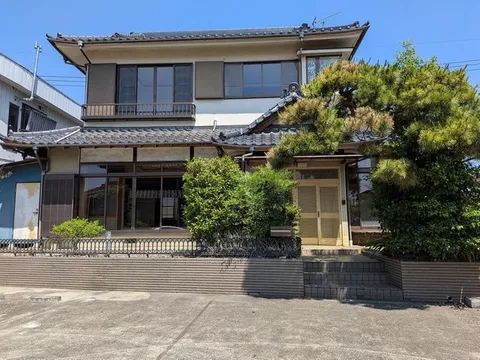 Land over 100 tsubo, south-facing, facing a south road, Japanese-style room, two-story building, within a 10-minute walk to elementary school
