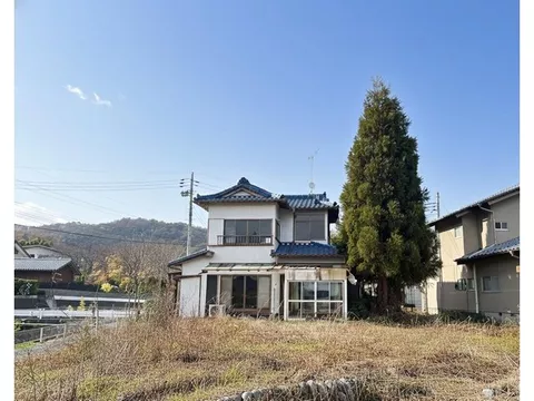 A property in 2-chome, Hishimachi, Kiryu City, with a spacious garden. Dreams can expand here!
