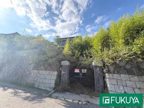 Approximately 345.75 tsubo in size! Two-story building with 8SLDK, parking for 2 cars possible! (depending on vehicle type)
