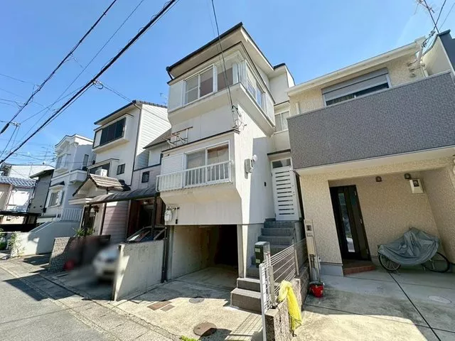 "Viewing available" * Two south-facing verandas * House cleaning completed in November 2023