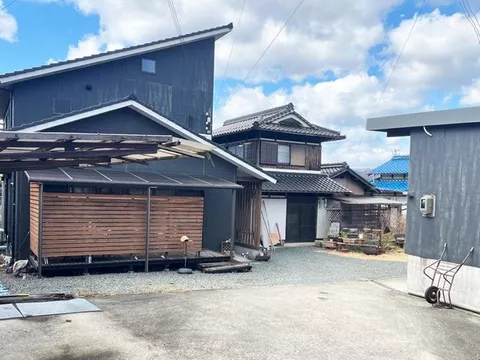 The site area is over 73 tsubos! Good for country living.