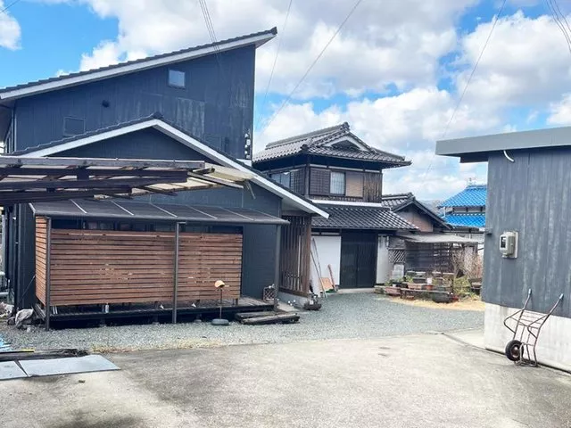 The site area is over 73 tsubos! Good for country living.