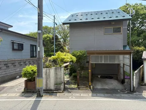 A 10-minute walk to Gyomu Super Sato Co., making daily shopping convenient.