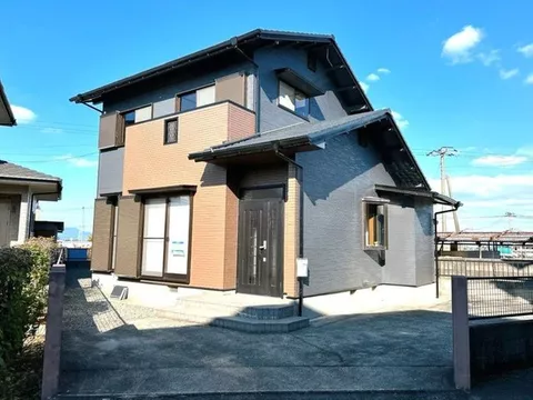 【Open House】 Interior and exterior renovations completed, parking for 2 standard cars in tandem and 1 light vehicle available.