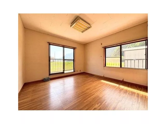A quiet and calm living environment surrounded by the Tenryu River and mountains, where you can feel the four seasons.