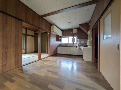●Used house built in Showa 50, 5LDK ●Land area over 50 tsubo ●Parking for 2 cars