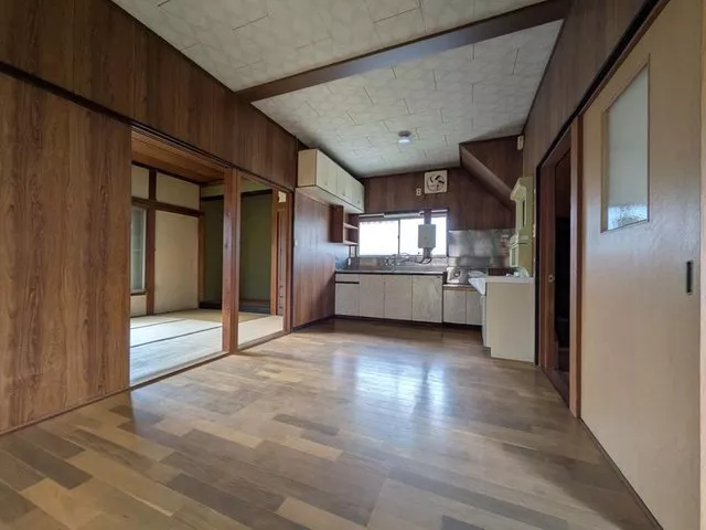 ●Used house built in Showa 50, 5LDK ●Land area over 50 tsubo ●Parking for 2 cars