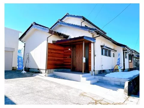 [Open House] Interior and exterior renovations completed / Move-in available within the year / Water area replacement / Parking for 3 cars /